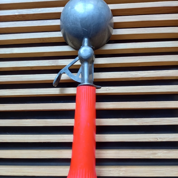 Red mechanical-style ice cream scoop - Picture 2 of 3